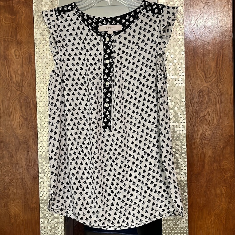 🌻3 for $21🌻 LOFT flutter sleeve blouse.